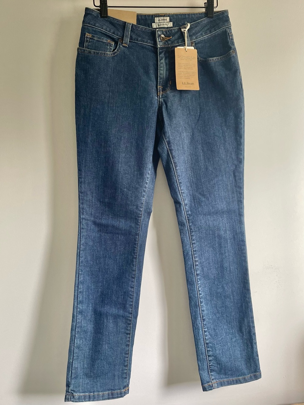 NWT L.L. Bean Favorite Fit Straight Leg Jeans 4P Medium Wash Stretch Denim Chic